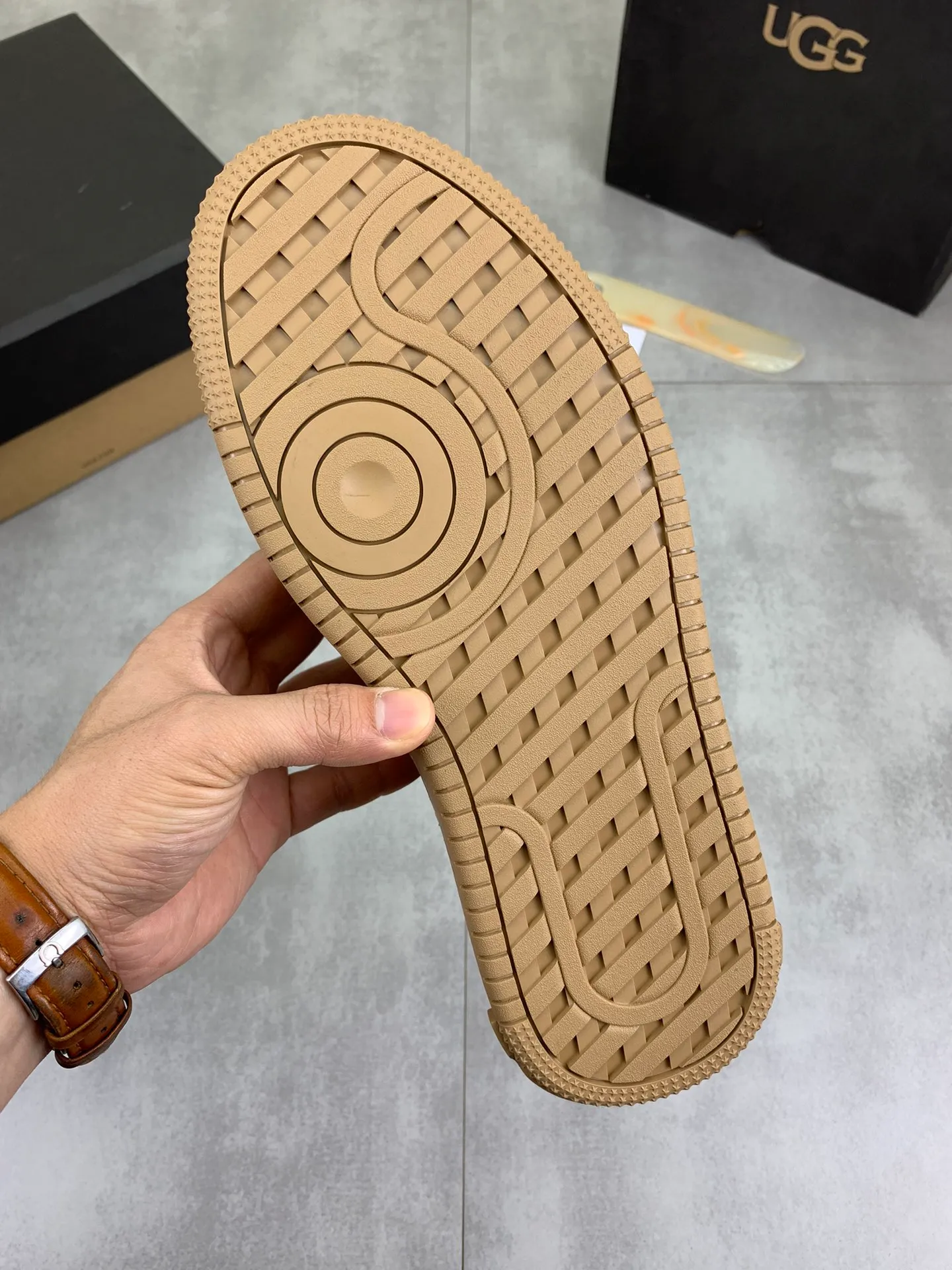 Men's Men's Shoes P620 [New Style] 💰 🆘 "Real Wool" [UGG] 👉 Popular men's shoes official website synchronization 🔰 Genuine quality [proud] is not comparable to the imitations in the general market 🌀 The upper is imported Italian frosted cowhide, and the lining: foot pad 🅰️ grade 🐑 real wool 👻 Only Grade A can show the effect The hand feels smooth and delicate 🔱The shoe shape is grand, only genuine factories can achieve it 🎄The perfect toughness of the original outsole 👻⬛️ allows customers to bid farewell to one-time consumption. Real wool lining, super warm. 3️⃣Colors available Sizes: 38-44
